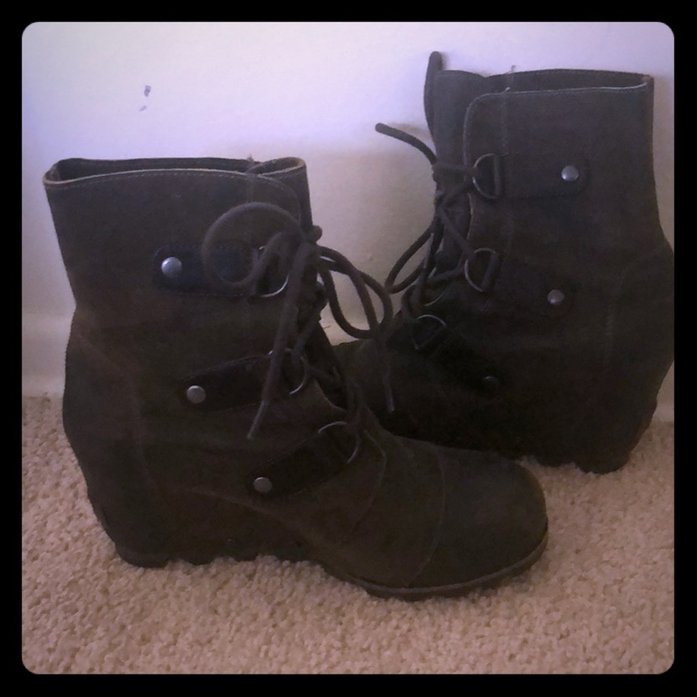 EUC SOREL Brown Joan of Arctic wedge boot.